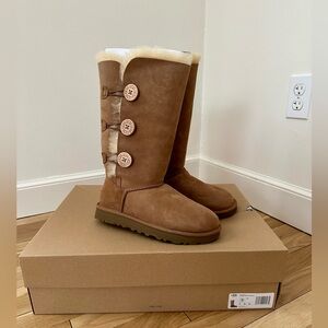 NWT UGG Bailey Button Triplet II in Chestnut
